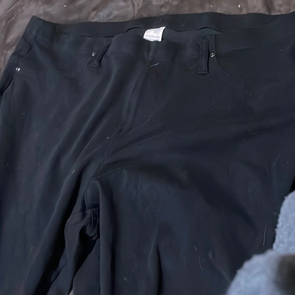 Black capris